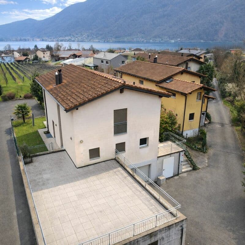 Interessante casa unifamiliare nel verde, con grande locale hobby/garage e parziale vista lago (17)