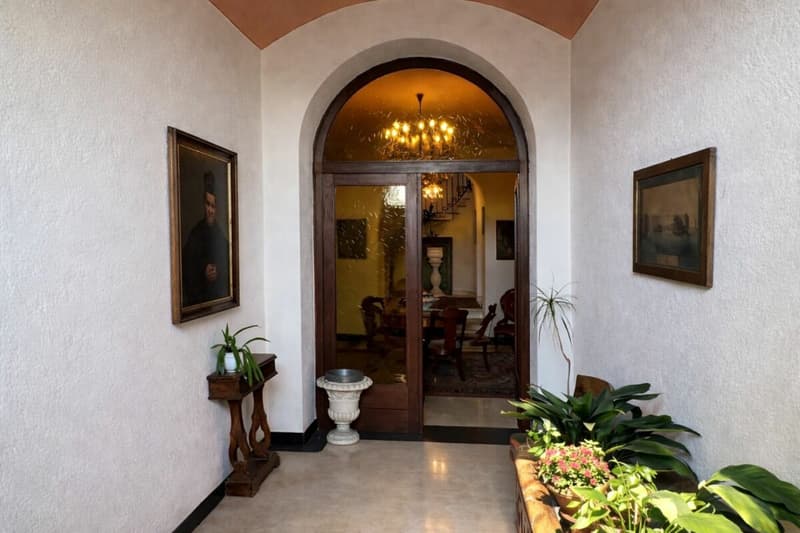 Elegante villa d'epoca con giardino e terrazze nel cuore di Balerna (15)