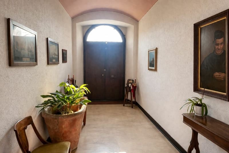 Elegante villa d'epoca con giardino e terrazze nel cuore di Balerna (16)
