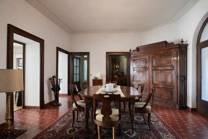 Elegante villa d'epoca con giardino e terrazze nel cuore di Balerna (21)