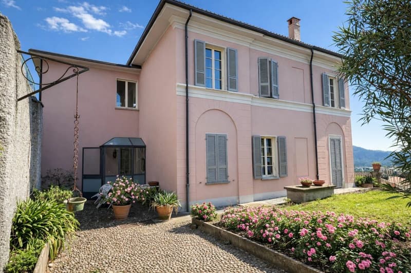 Elegante villa d'epoca con giardino e terrazze nel cuore di Balerna (5)