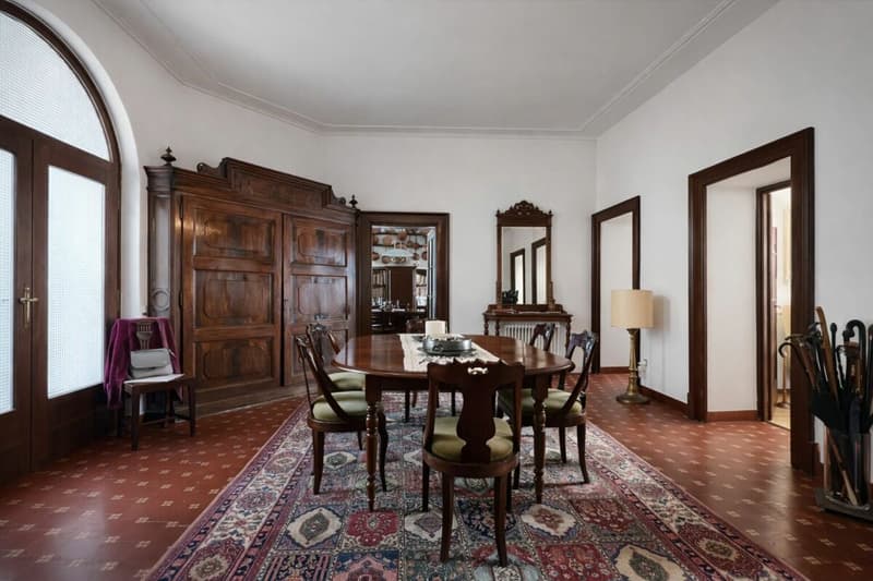 Elegante villa d'epoca con giardino e terrazze nel cuore di Balerna (22)