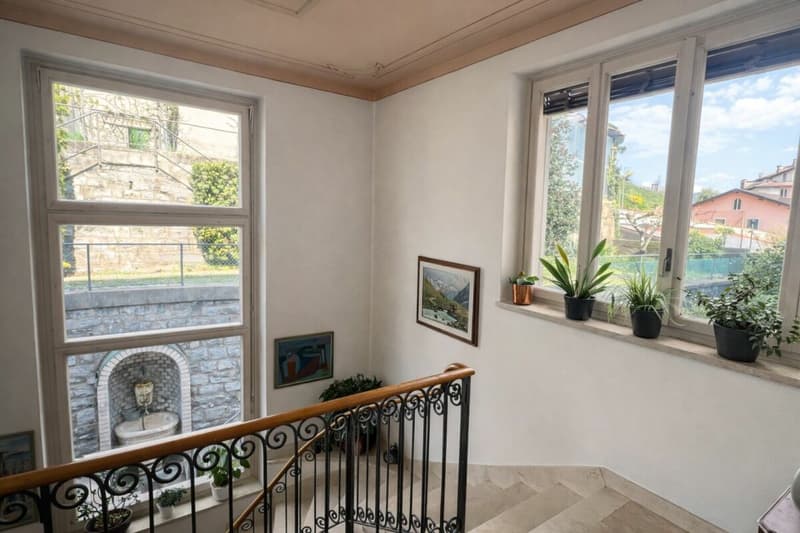 Elegante villa d'epoca con giardino e terrazze nel cuore di Balerna (20)