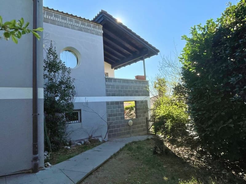 Interessante casa unifamiliare con appartamento indipendente e giardino (8)