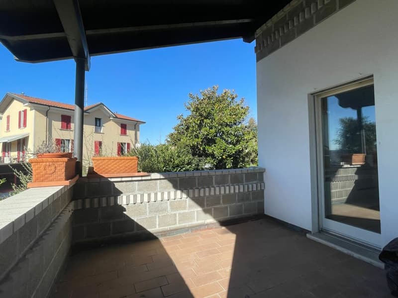 Interessante casa unifamiliare con appartamento indipendente e giardino (5)
