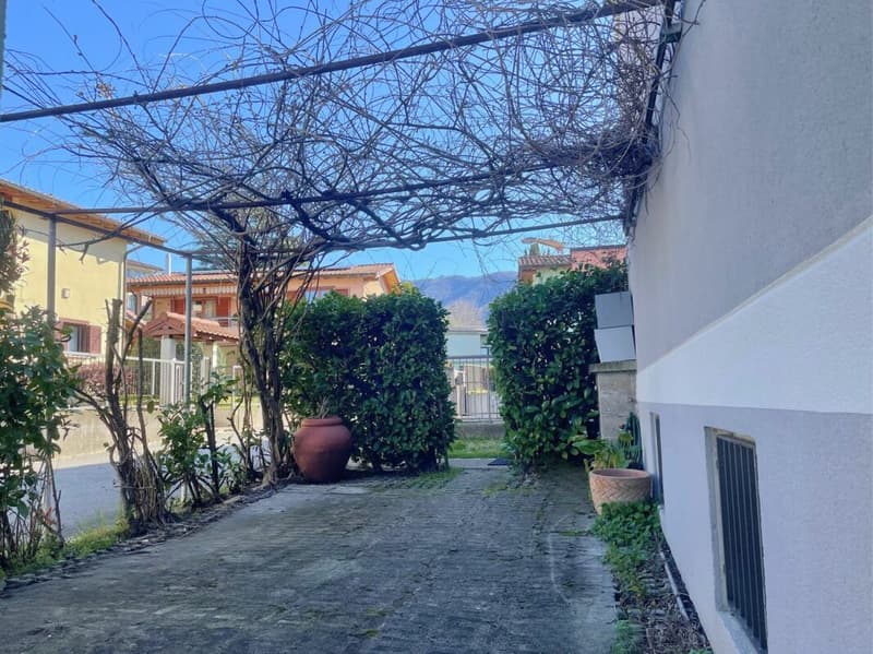 Interessante casa unifamiliare con appartamento indipendente e giardino (11)