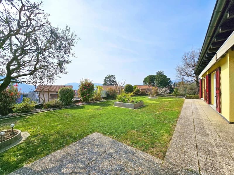 Meravigliosa casa unifamiliare con giardino, vista e posizione soleggiata (17)