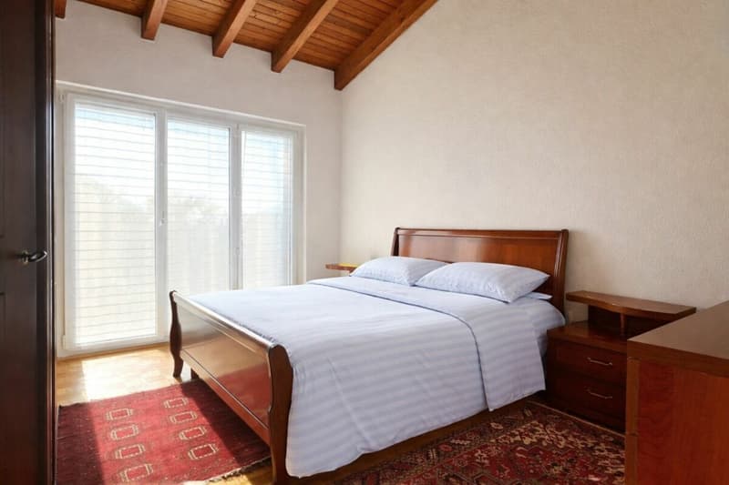 Meravigliosa casa unifamiliare con giardino, vista e posizione soleggiata (10)