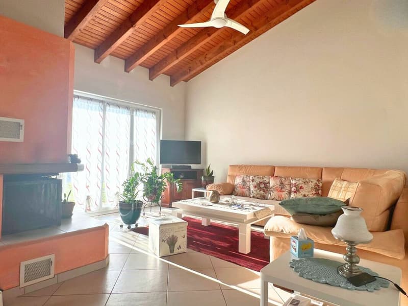 Meravigliosa casa unifamiliare con giardino, vista e posizione soleggiata (6)