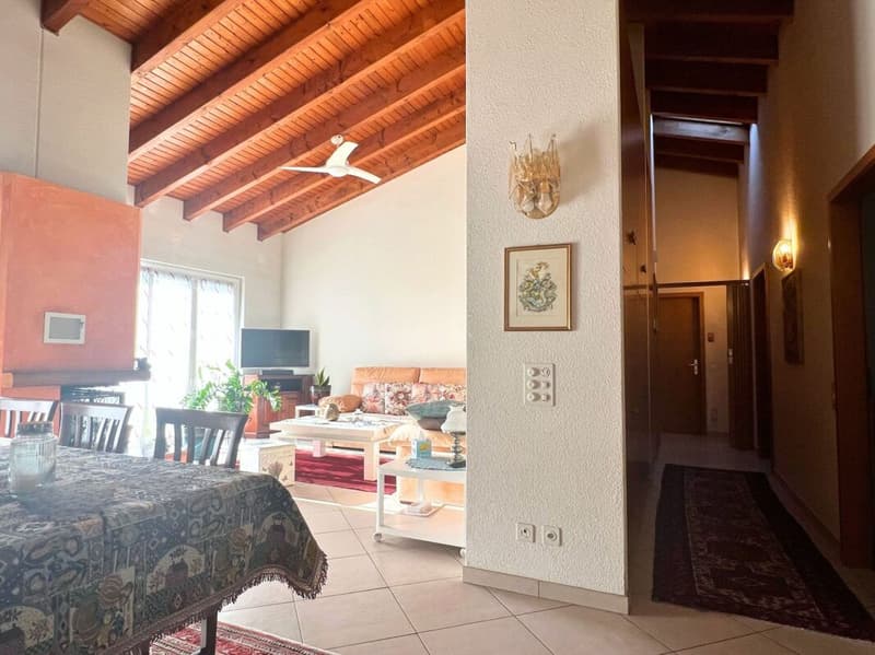 Meravigliosa casa unifamiliare con giardino, vista e posizione soleggiata (8)
