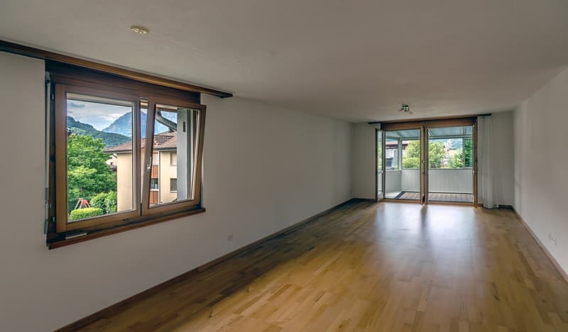 Grosses Wohn- und Esszimmer mit verglastem Balkon