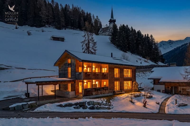Stilvolles Holzhaus mit alpinem Charme und nachhaltigem Wohn- und Energiekonzept (1)
