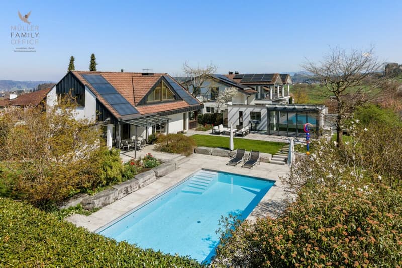 Elegantes Einfamilienhaus mit traumhafter Gartenanlage und Poolidylle (2)