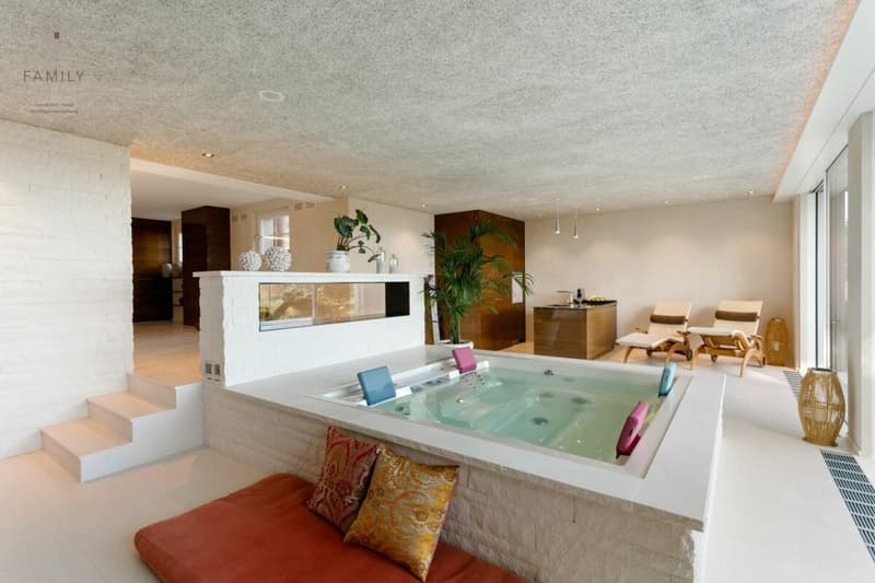 Luxuriöse Panorama-Villa mit Aussenpool, Wellnessoase und traumhaftem Weitblick (12)