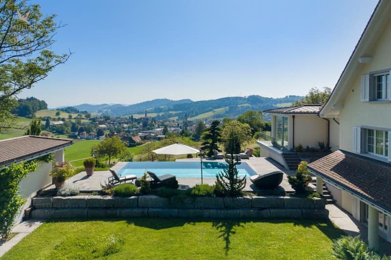Luxuriöse Panorama-Villa mit Aussenpool, Wellnessoase und traumhaftem Weitblick (3)