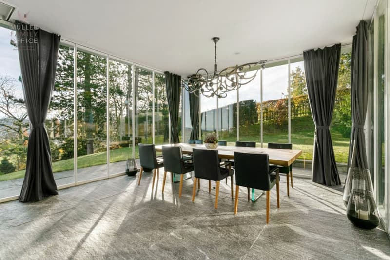 Luxuriöse Panorama-Villa mit Aussenpool, Wellnessoase und traumhaftem Weitblick (10)