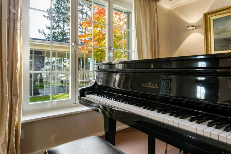 Luxuriöse Panorama-Villa mit Aussenpool, Wellnessoase und traumhaftem Weitblick (11)