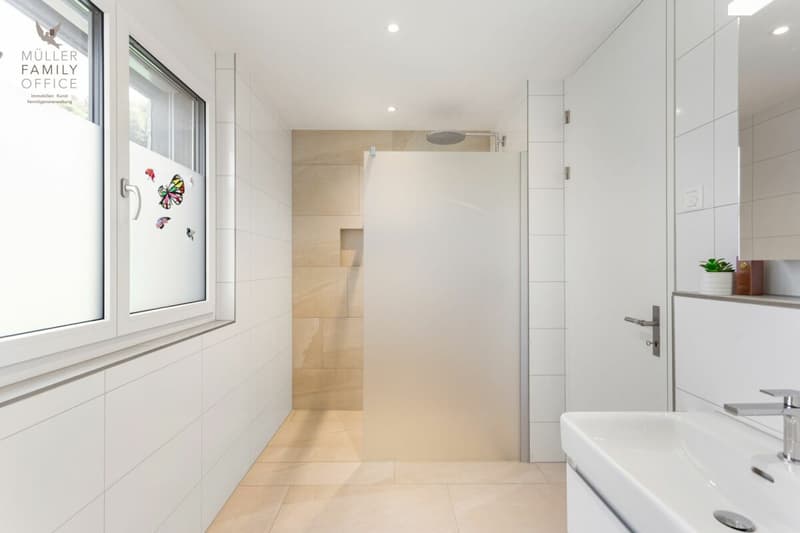 Wohnen wie im Einfamilienhaus - Exklusive 4 1/2 Zimmer-Gartenwohnung mit schöner Seesicht, viel Privatsphäre und hochwertigem Ausbau (13)