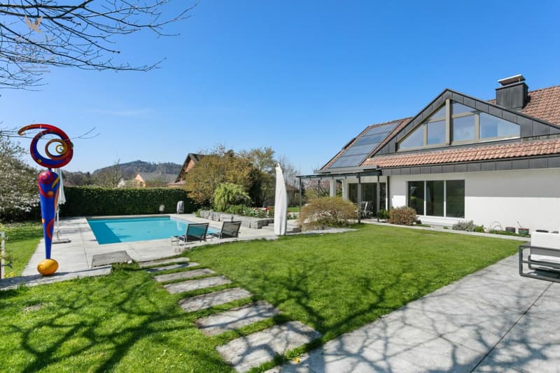 Elegantes Einfamilienhaus mit traumhafter Gartenanlage und Poolidylle (2)