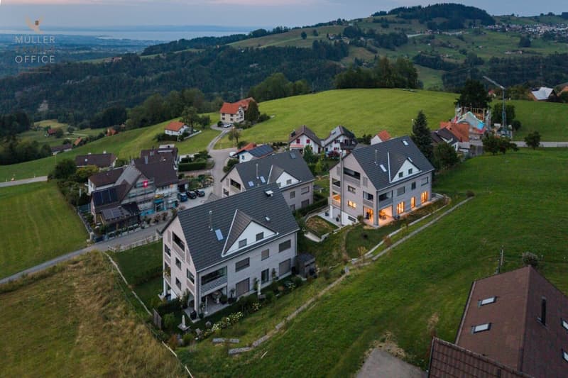 Wohnen wie im Einfamilienhaus - Exklusive 4 1/2 Zimmer-Gartenwohnung mit schöner Seesicht, viel Privatsphäre und hochwertigem Ausbau (2)