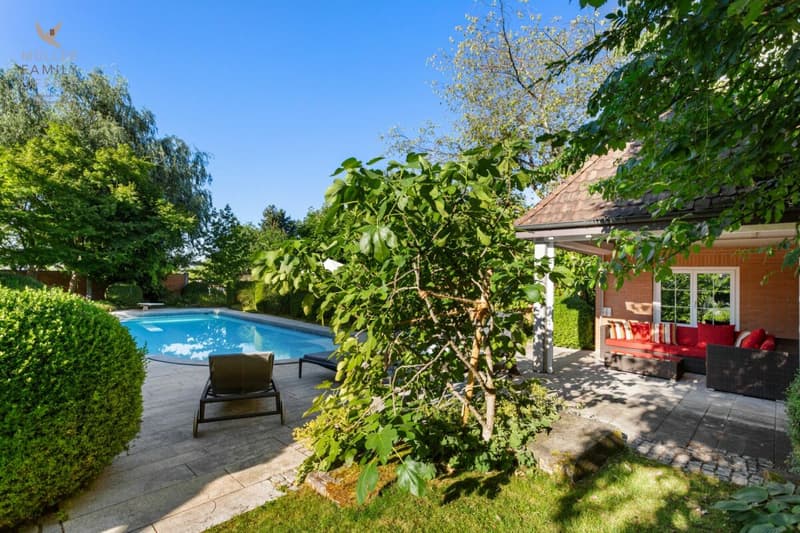 Traumhafte Landhausvilla mit Pool und idyllischer Gartenanlage (5)