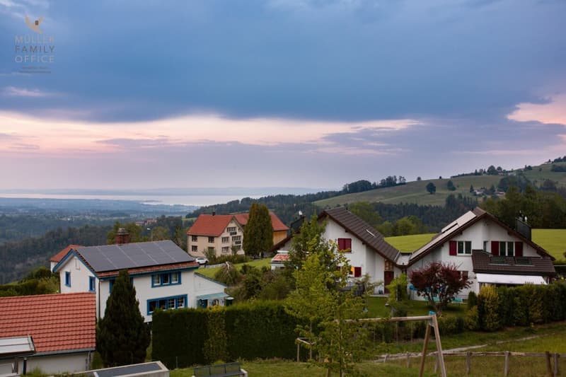 Wohnen wie im Einfamilienhaus - Exklusive 4 1/2 Zimmer-Gartenwohnung mit schöner Seesicht, viel Privatsphäre und hochwertigem Ausbau (1)
