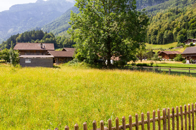 Ein Grundstück inmitten der Berge (1)
