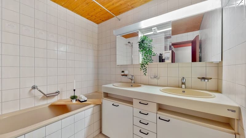 35-Zimmer-Wohnung-in-Langnau-iE-Badezimmer.jpg