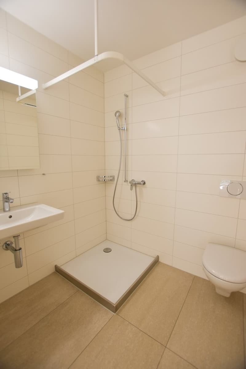 2. Badezimmer mit Dusche
