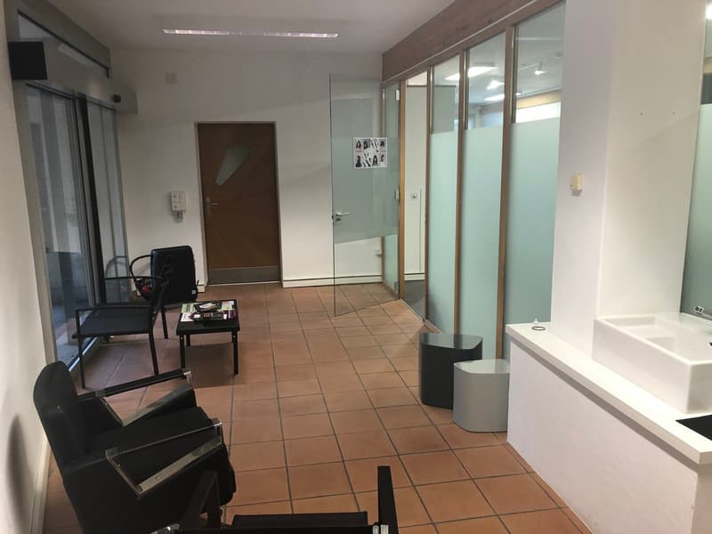 Shop with display window for rent in central location (5)