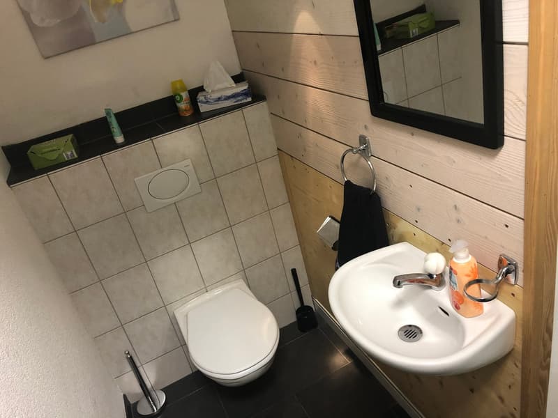 Shop with display window for rent in central location (4)