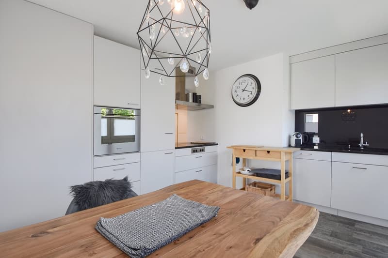 Moderne 2.5-Zimmerwohnung mit grossem Garten und Aussenparkplatz (5)