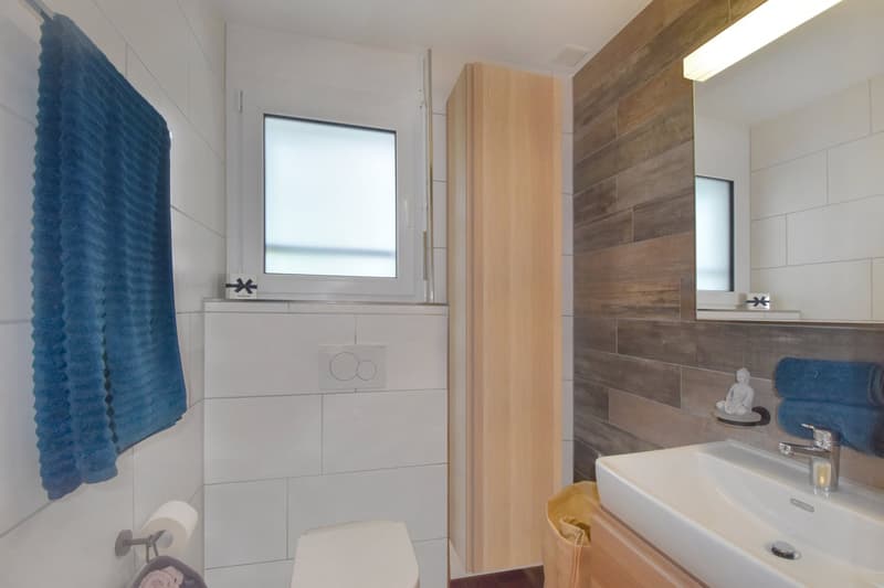 Moderne 2.5-Zimmerwohnung mit grossem Garten und Aussenparkplatz (11)