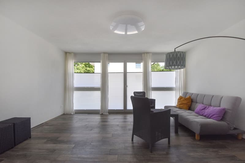 Moderne 2.5-Zimmerwohnung mit grossem Garten und Aussenparkplatz (3)