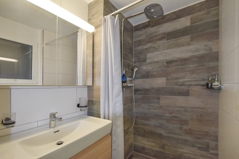 Moderne 2.5-Zimmerwohnung mit grossem Garten und Aussenparkplatz (10)