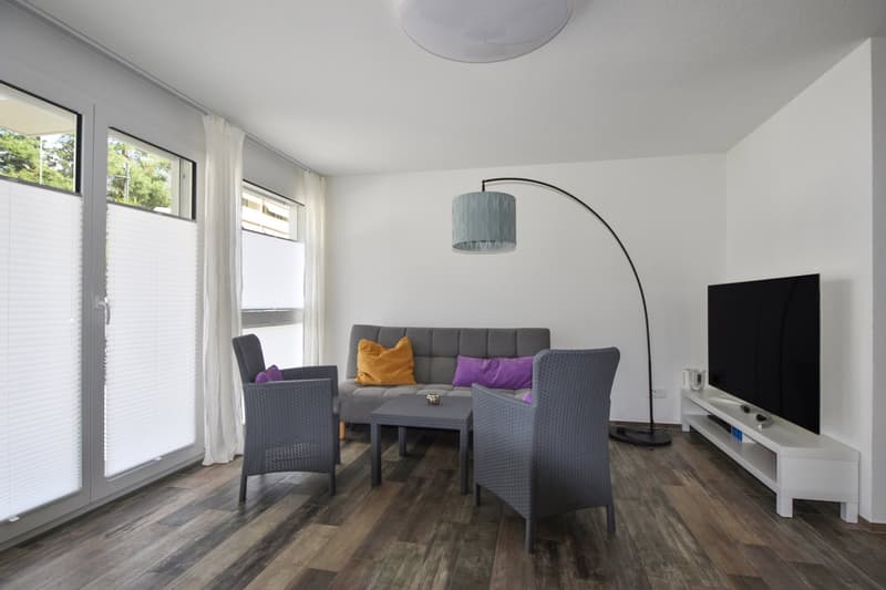 Moderne 2.5-Zimmerwohnung mit grossem Garten und Aussenparkplatz (2)