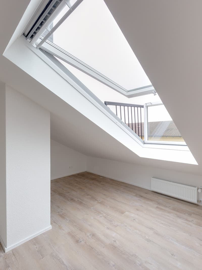 Neu erstellte Dachwohnung mit Dachbalkonfenster (4)