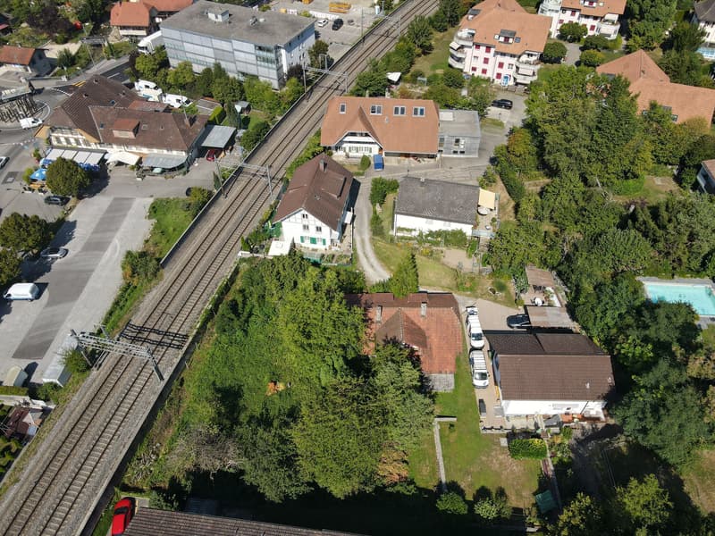 Haus mit 1139 m2 Bauland in zentraler Lage in Lyss (1)
