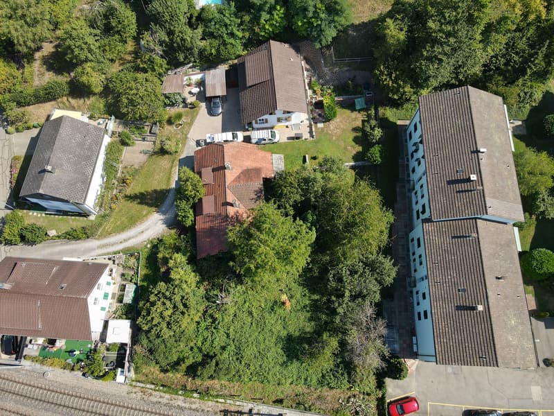 Haus mit 1239 m2 Bauland in zentraler Lage in Lyss (2)