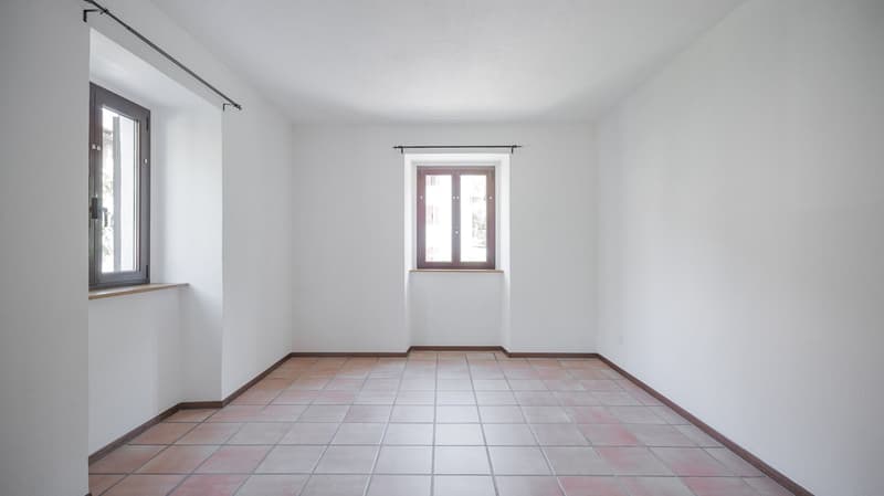 empty room, white walls, terracotta tiles, window sills, window frames, ceiling tracks