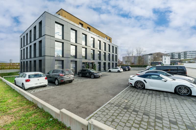 Aussenbereich Parkplätze