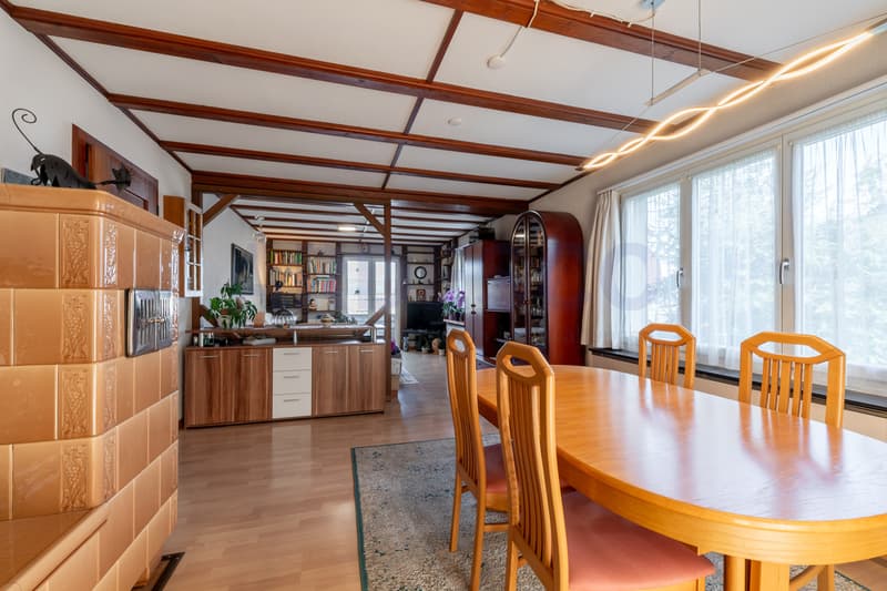 Wohnzimmer mit Kachelofen