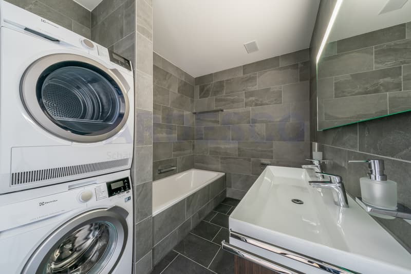 Nasszelle mit Badewanne, Waschmaschine, Tumbler und WC