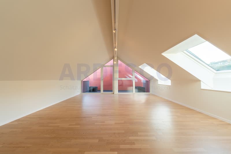 Dachgeschoss mit Badezimmer und kleinem Balkon