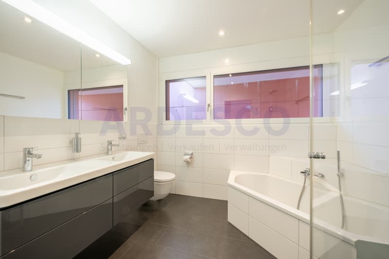 Badezimmer mit Doppellavabo, Badewanne und Dusche