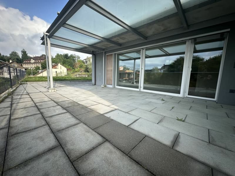 Gedeckter Sitzplatz und Garten
