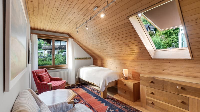 Weiteres gemütliches Schlafzimmer mit charmantem Dachgeschosscharakter (OG)
