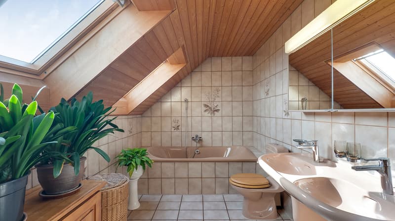 Familienbad mit Badewanne, WC und Lavabo mit Tageslichtfenster (OG)