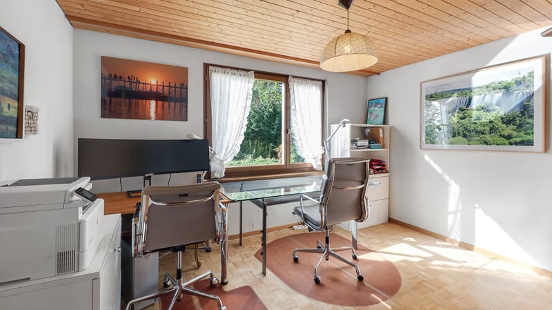 Helles, vielseitig nutzbares Zimmer derzeit als Arbeitszimmer genutzt (EG)