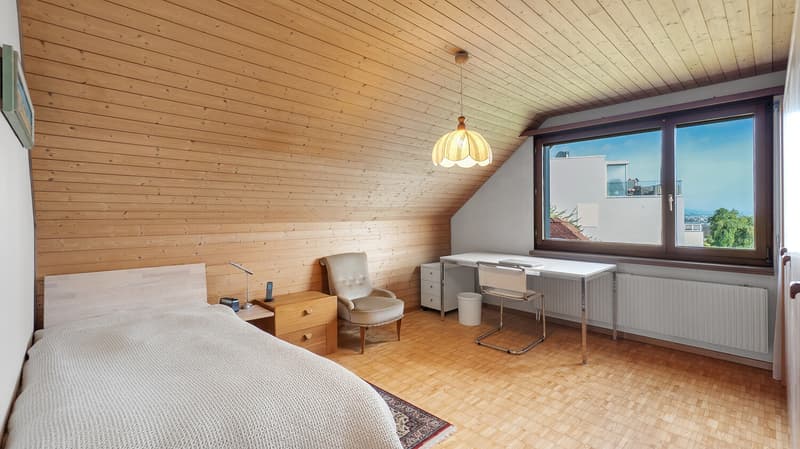 Helles Schlafzimmer im Obergeschoss mit charaktervoller Holzdecke (OG)